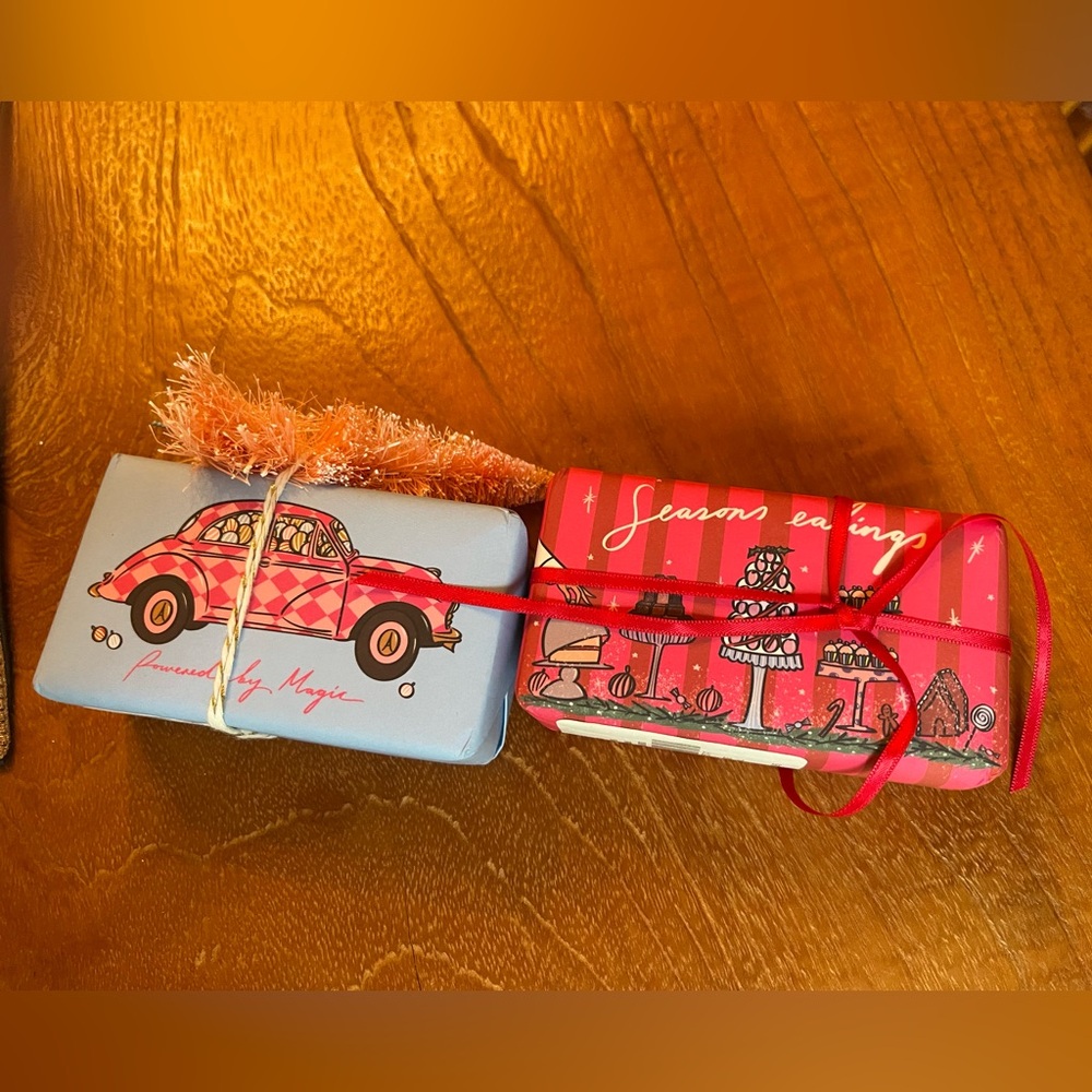 Anthropologie NWT set of 2 top-rated holiday soaps Festive Florals & Gingerbread